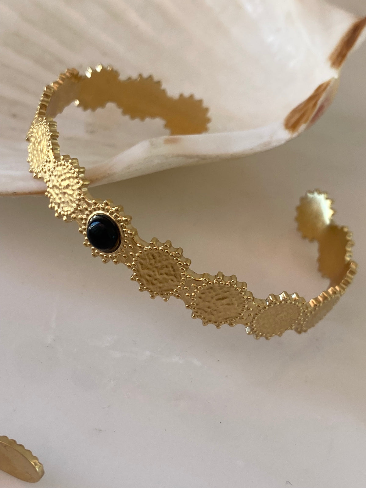 Pulseira rígida sol pedra preta
